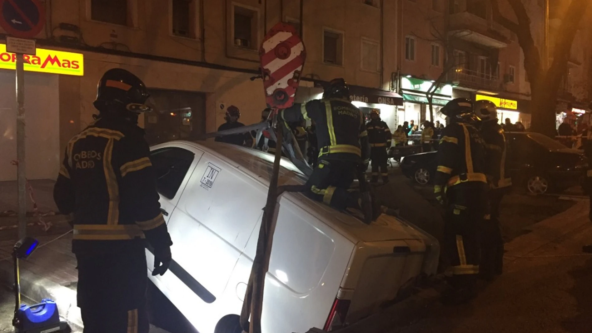 Bomberos intervienen para sacar a dos vehículos de un socavón en Madrid