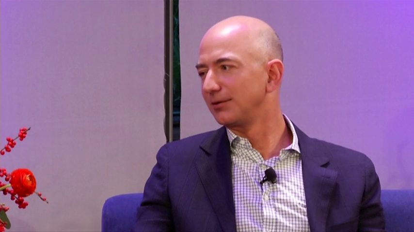 Jeff Bezos acusa a la empresa matriz del tabloide The National Enquirer de chantajearle con publicar mensajes de texto y fotos íntimas