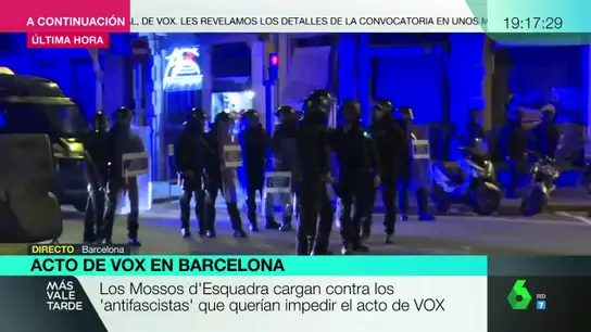 Mossos cargan contra los 'antifascistas' que querían impedir un acto de Vox Mossos cargan contra los 'antifascistas' que querían impedir un acto de Vox