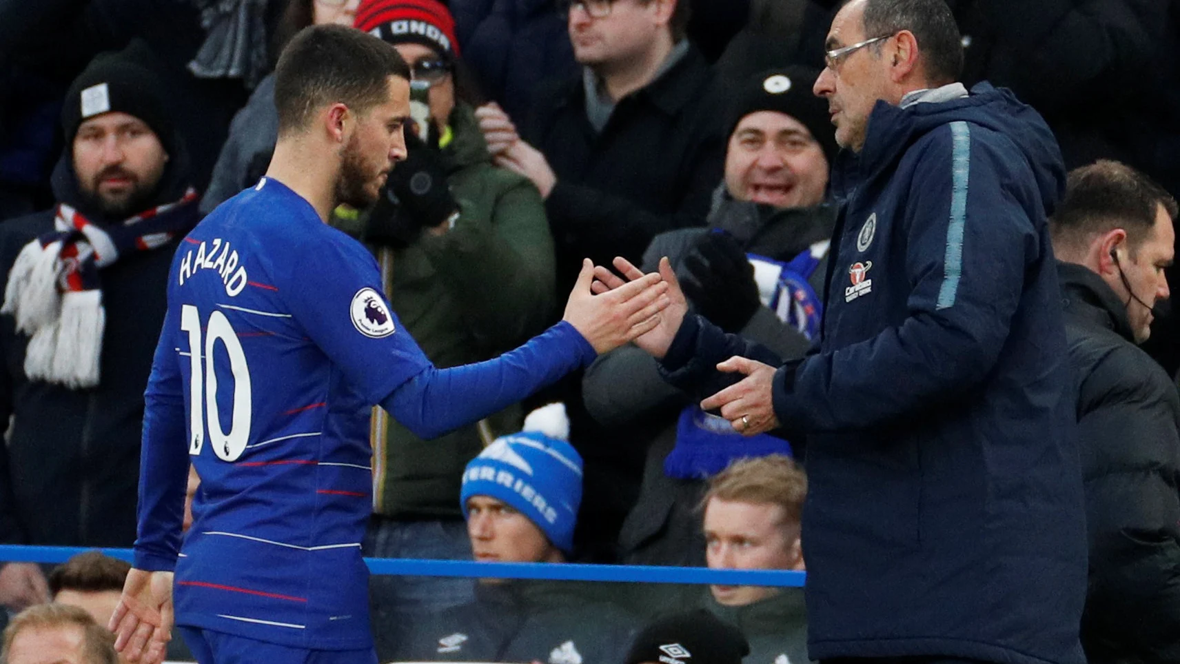 Sarri da la mano a Hazard durante un partido