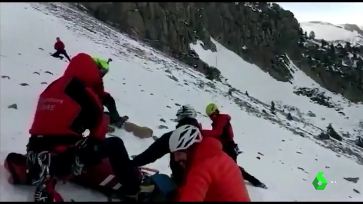 Imagen del rescate a un escalador que había resbalado en Girona Imagen del rescate a un escalador que había resbalado en Girona