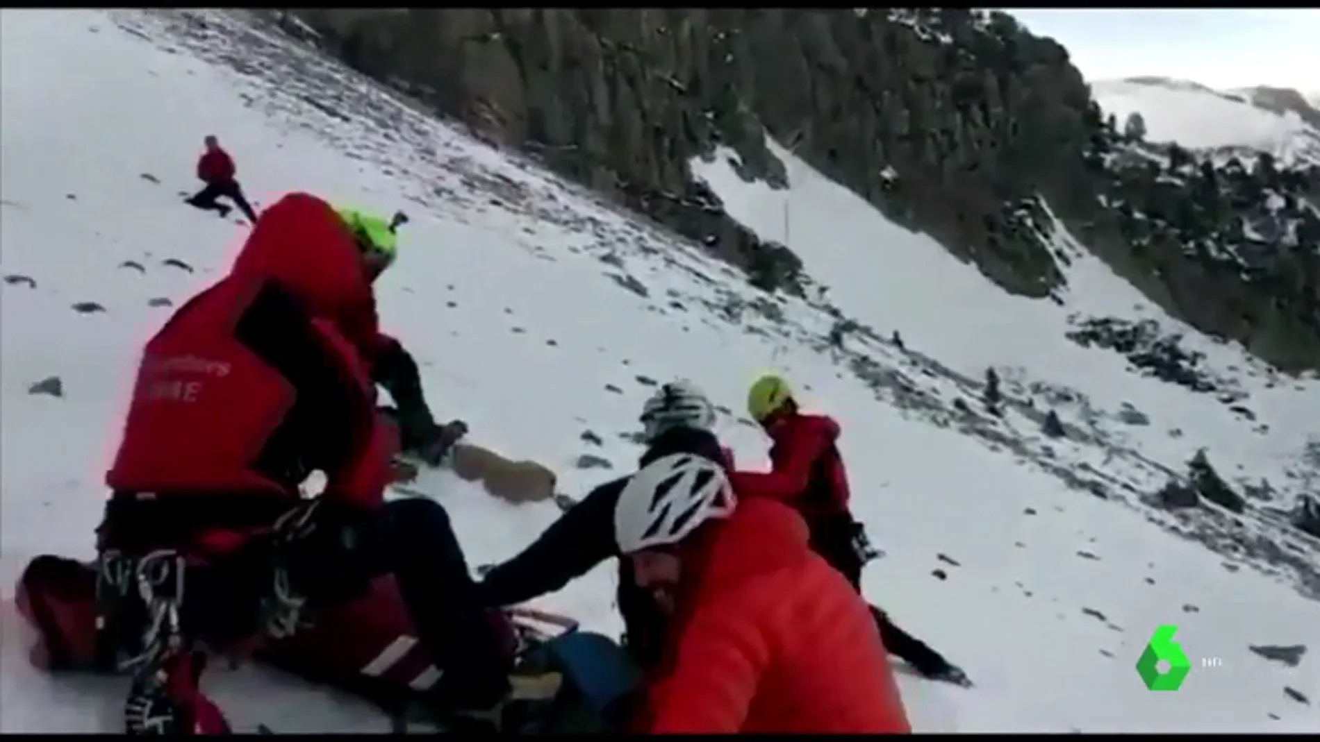 Imagen del rescate a un escalador que había resbalado en Girona