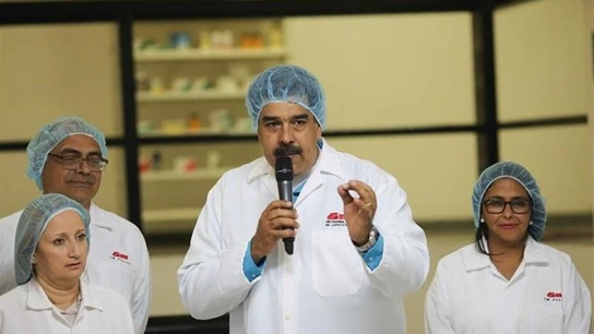 Nicolás Maduro visita la plana de medicamentos SM Pharma Nicolás Maduro visita la plana de medicamentos SM Pharma