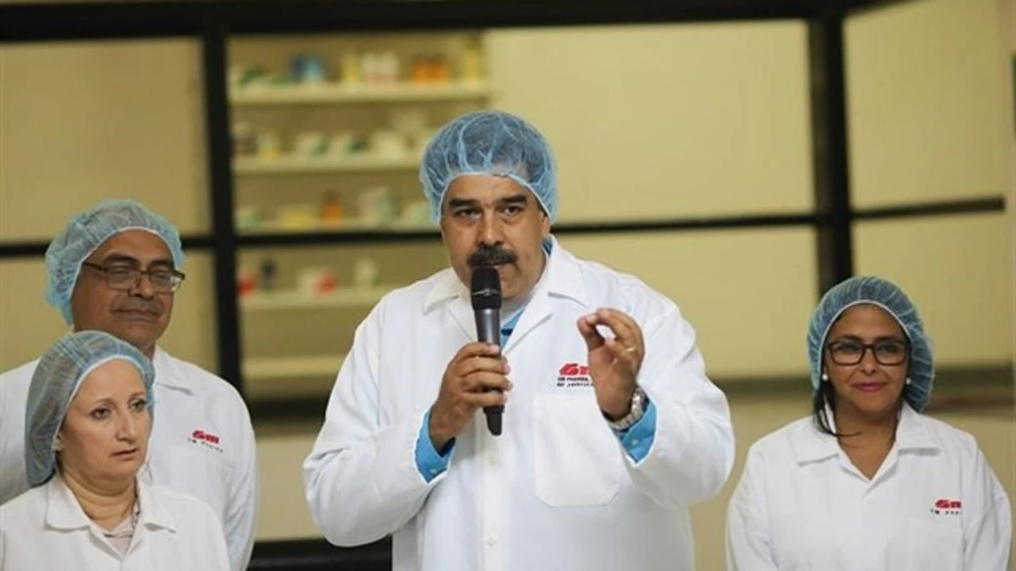 Nicolás Maduro visita la plana de medicamentos SM Pharma Nicolás Maduro visita la plana de medicamentos SM Pharma