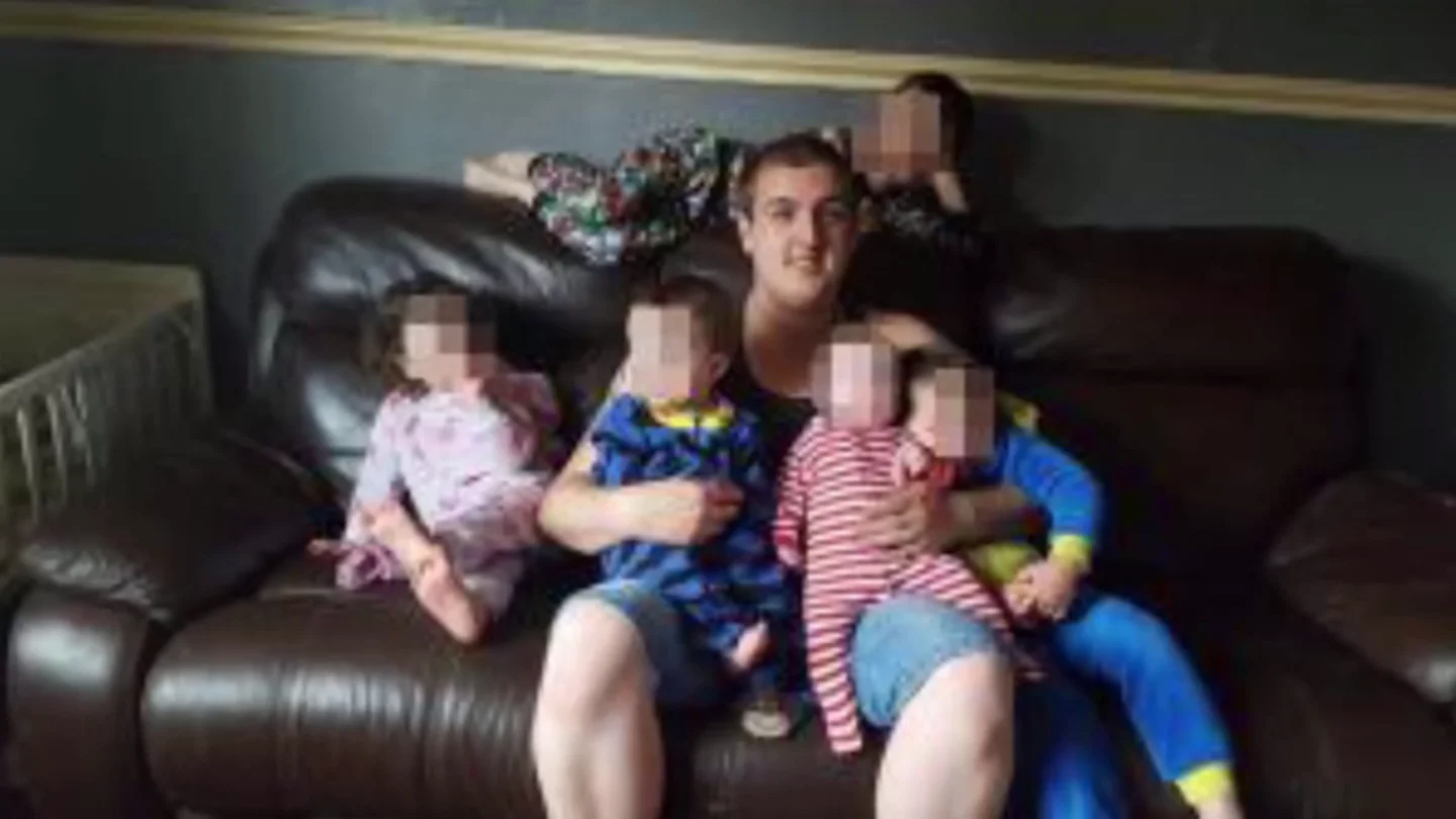 Detienen por homicidio a los padres de cuatro niños muertos en un incendio en Reino Unido Detienen por homicidio a los padres de cuatro niños muertos en un incendio en Reino Unido