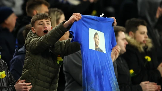 Un aficionado del Cardiff enseña una camiseta con la foto de Emiliano Sala Un aficionado del Cardiff enseña una camiseta con la foto de Emiliano Sala