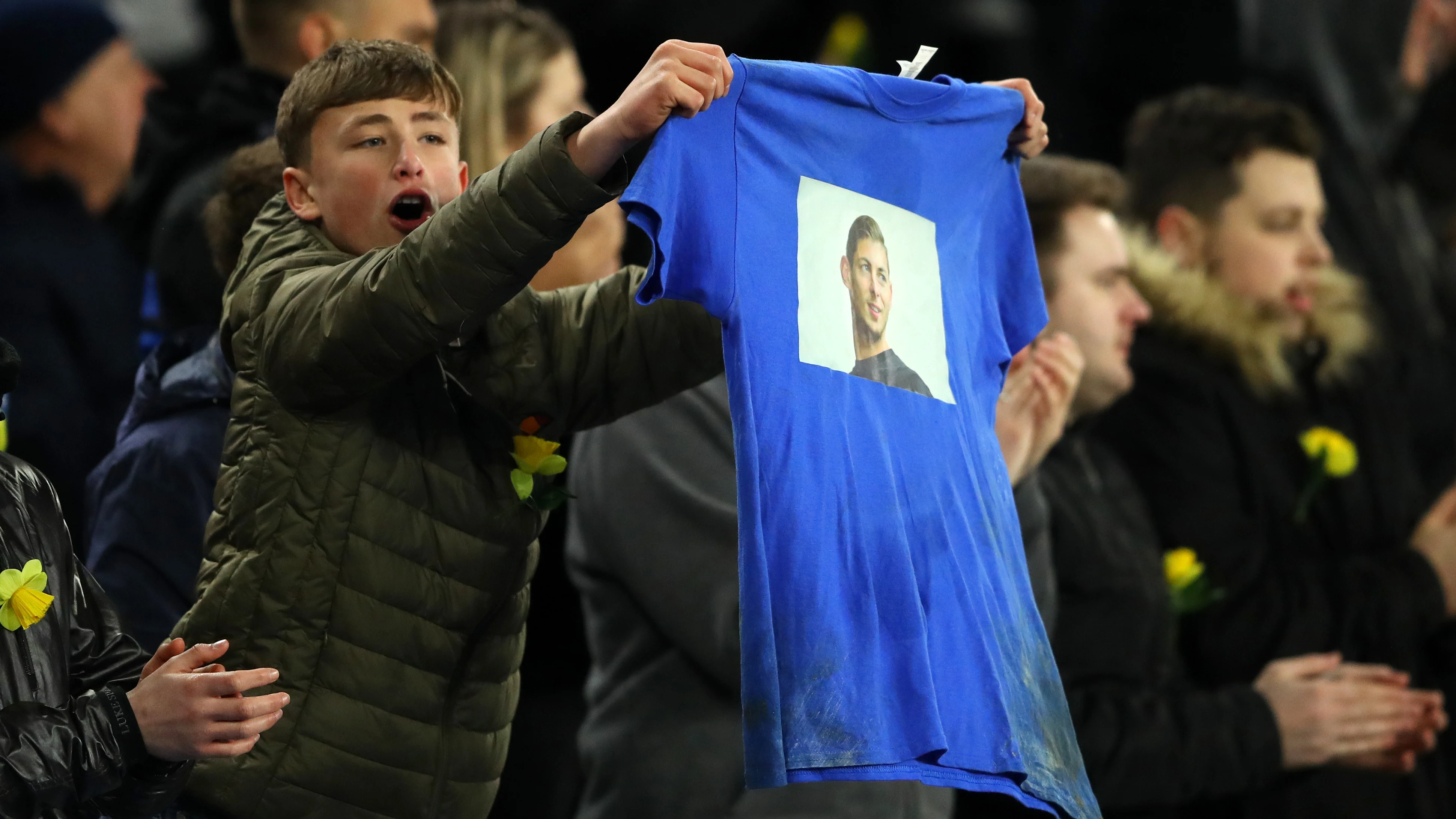 Un aficionado del Cardiff enseña una camiseta con la foto de Emiliano Sala