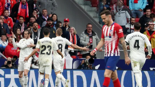 Gareth Bale hace un corte de mangas tras marcar su gol contra el Atlético de Madrid Gareth Bale hace un corte de mangas tras marcar su gol contra el Atlético de Madrid
