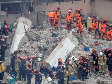 Miembros de los servicios de rescate trabajan entre los escombros del edificio de ocho plantas derrumbado en Estambul Miembros de los servicios de rescate trabajan entre los escombros del edificio de ocho plantas derrumbado en Estambul