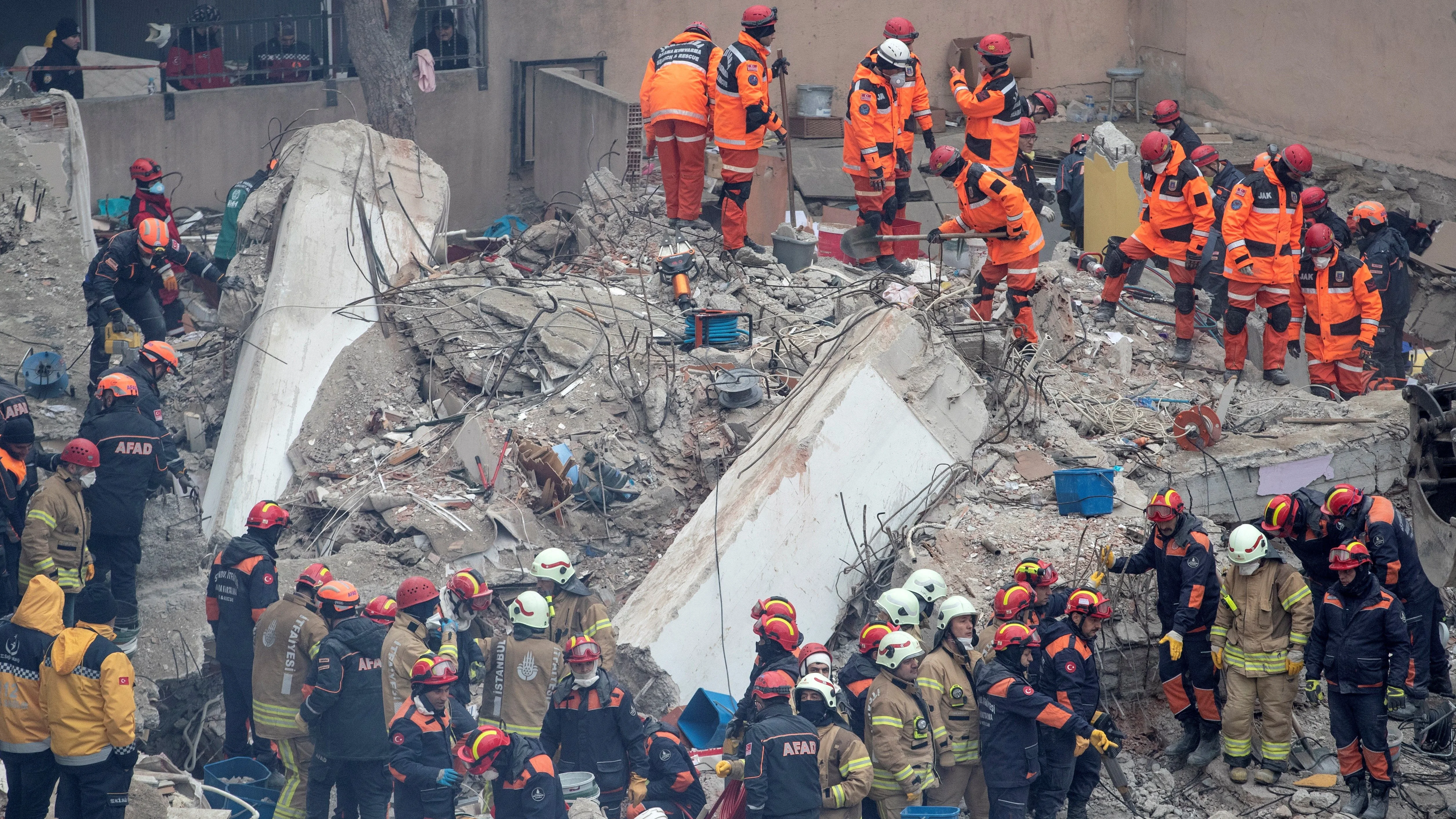 Miembros de los servicios de rescate trabajan entre los escombros del edificio de ocho plantas derrumbado en Estambul