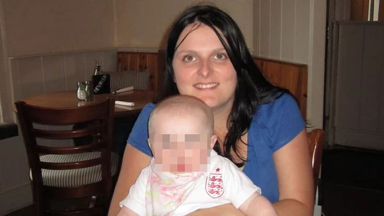 Imagen de una madre de Reino Unido con su bebé Imagen de una madre de Reino Unido con su bebé