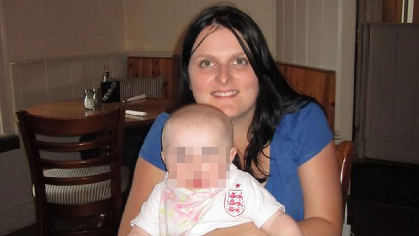 Imagen de una madre de Reino Unido con su bebé Imagen de una madre de Reino Unido con su bebé