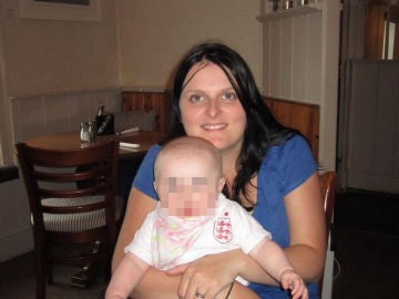 Imagen de una madre de Reino Unido con su bebé Imagen de una madre de Reino Unido con su bebé