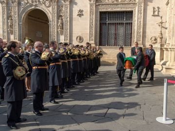 La banda de música de la Hermandad de las Tres Caídas tocando ante el Ayuntamiento de Sevilla para dar el último adiós al dramaturgo Salvador Távora La banda de música de la Hermandad de las Tres Caídas tocando ante el Ayuntamiento de Sevilla para dar el último adiós al dramaturgo Salvador Távora