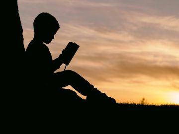 Niño leyendo un libro Niño leyendo un libro