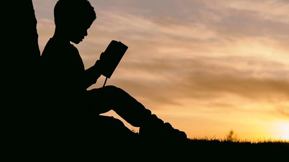 Niño leyendo un libro