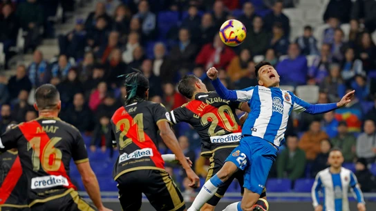 Wu Lei salta ante Velázquez Wu Lei salta ante Velázquez