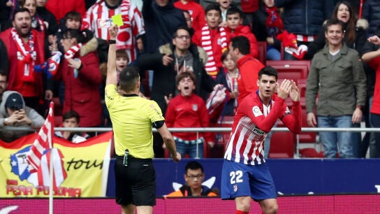 Morata, siendo amonestado