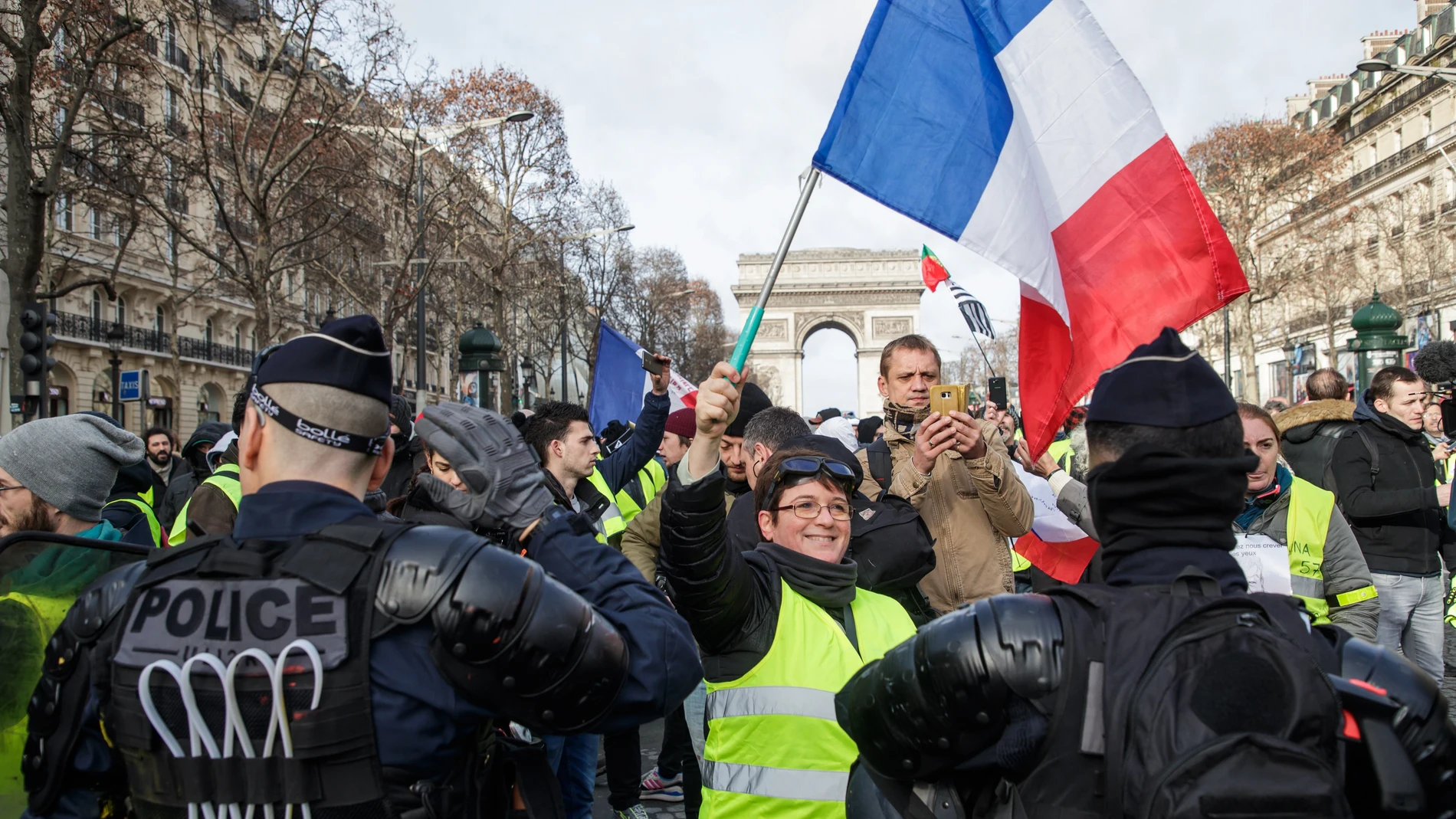Manifestantes de los 'chalecos amarillos' protestan en París