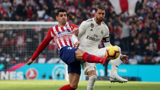 Morata y Sergio Ramos se disputan la posesi&oacute;n del bal&oacute;n