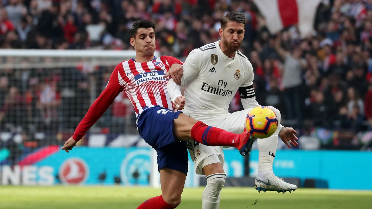 Morata y Sergio Ramos se disputan la posesión del balón Morata y Sergio Ramos se disputan la posesión del balón