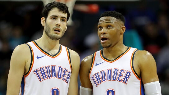 Westbrook charla con Abrines durante un partido de los Thunder