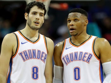 Westbrook charla con Abrines durante un partido de los Thunder Westbrook charla con Abrines durante un partido de los Thunder
