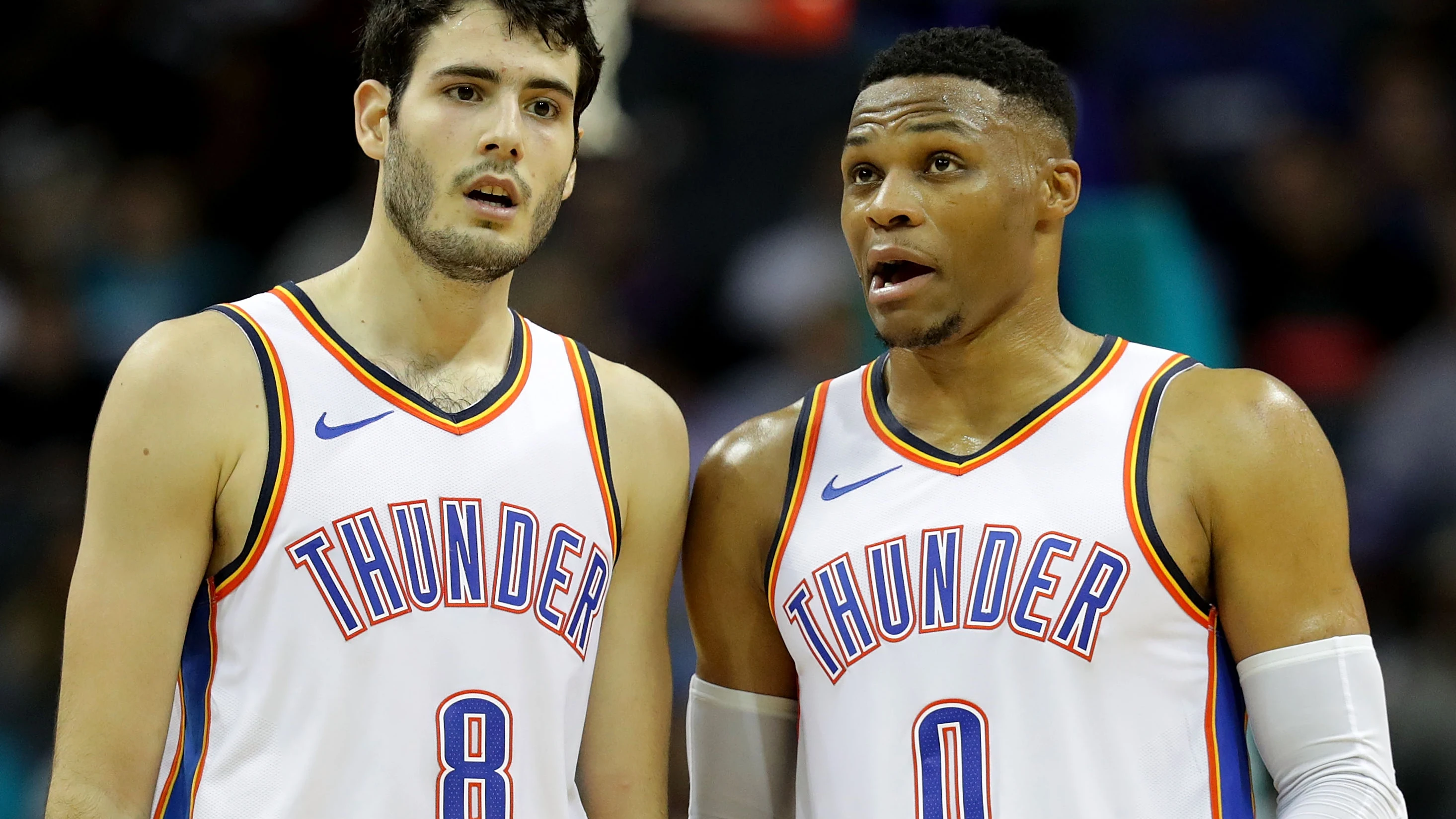 Westbrook charla con Abrines durante un partido de los Thunder