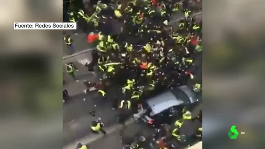 Enfrentamientos entre los chalecos amarillos de izquierdas y de derechas Enfrentamientos entre los chalecos amarillos de izquierdas y de derechas