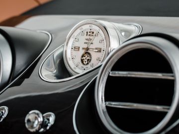 Reloj Breitling en un Bentley Bentayga 