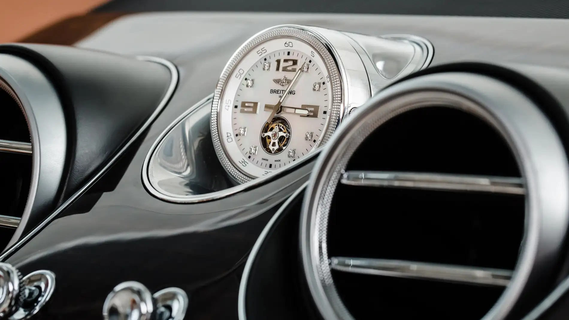 Reloj Breitling en un Bentley Bentayga 