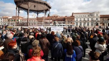 Vecinos de Alcalá de Henares se manifiestan por la muerte de una joven