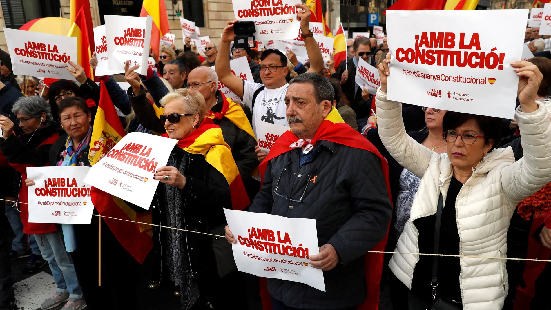 Varias decenas de personas han concentrado en apoyo a la Constitución española
