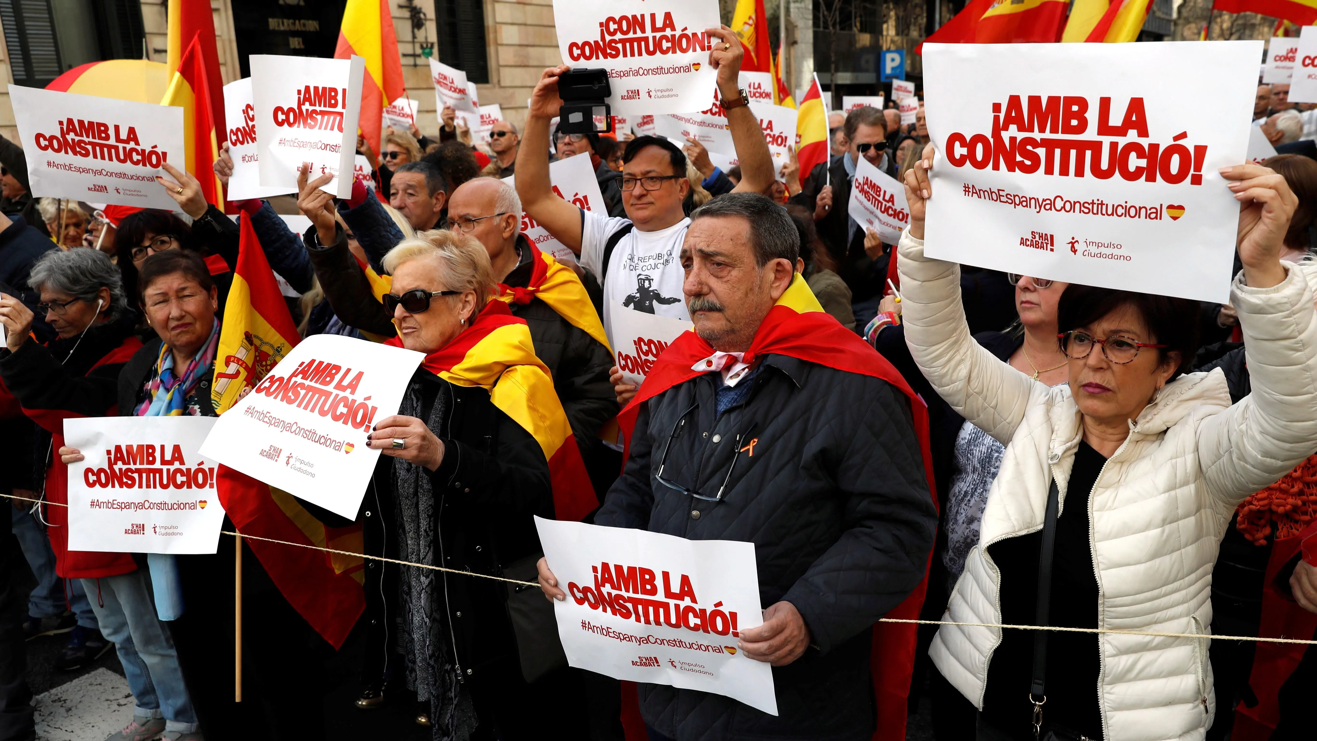 Varias decenas de personas han concentrado en apoyo a la Constitución española