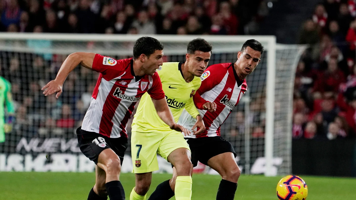 Coutinho intenta pasar ante la defensa del Athletic Coutinho intenta pasar ante la defensa del Athletic