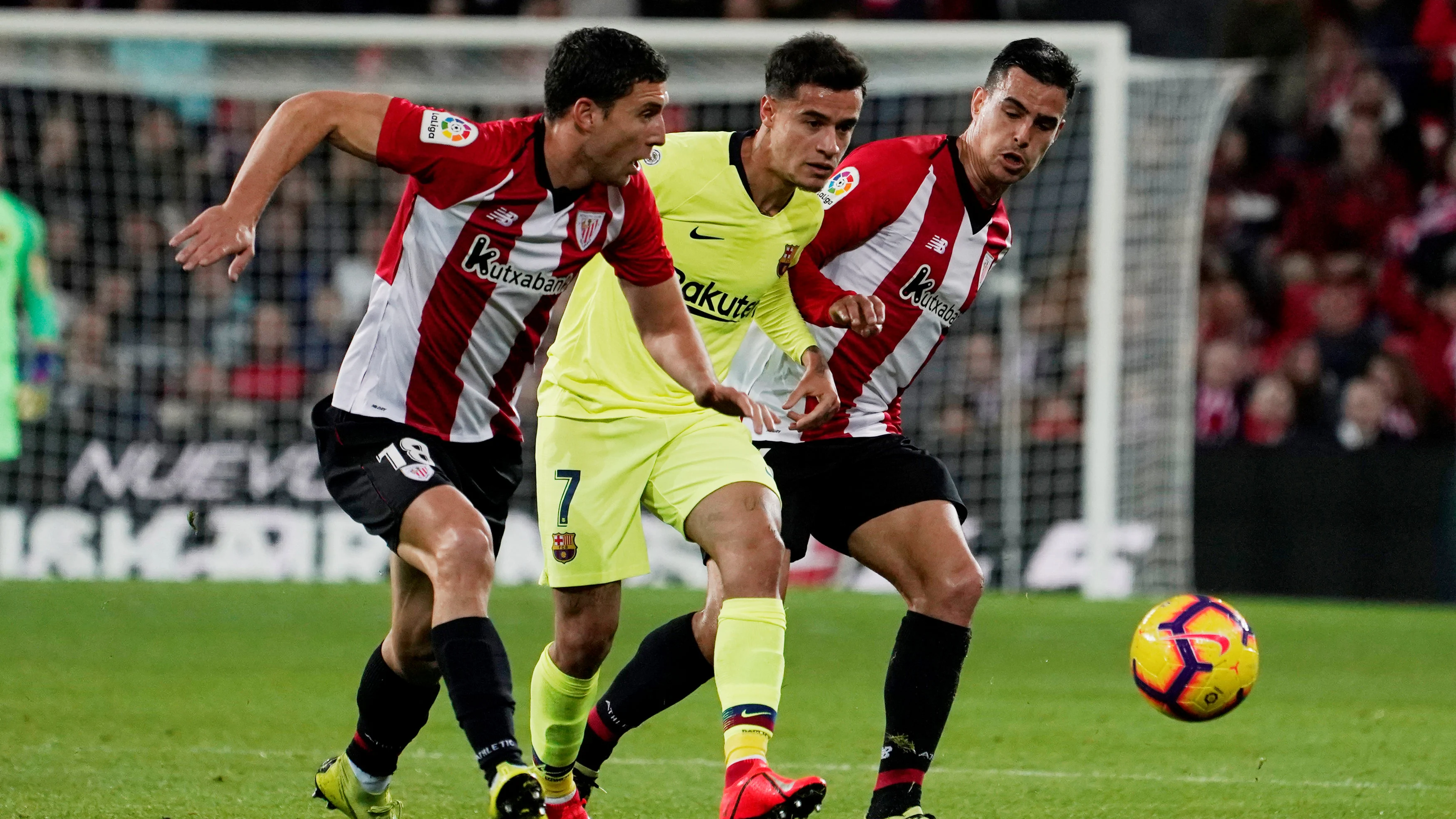 Coutinho intenta pasar ante la defensa del Athletic