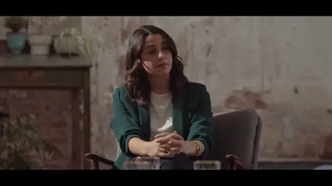 Guerra de zascas entre Arrimadas y Montero a cuenta del salario mínimo: "La ayudita es la renta universal" Guerra de zascas entre Arrimadas y Montero a cuenta del salario mínimo: "La ayudita es la renta universal"