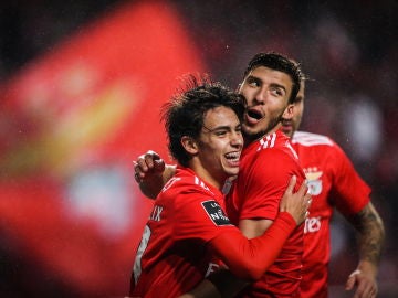 Los jugadores del Benfica celebran uno de los 10 goles que le han metido al Nacional Los jugadores del Benfica celebran uno de los 10 goles que le han metido al Nacional