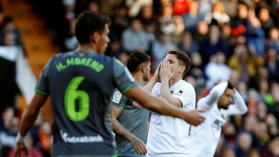 Gameiro se desespera en el partido contra la Real Sociedad