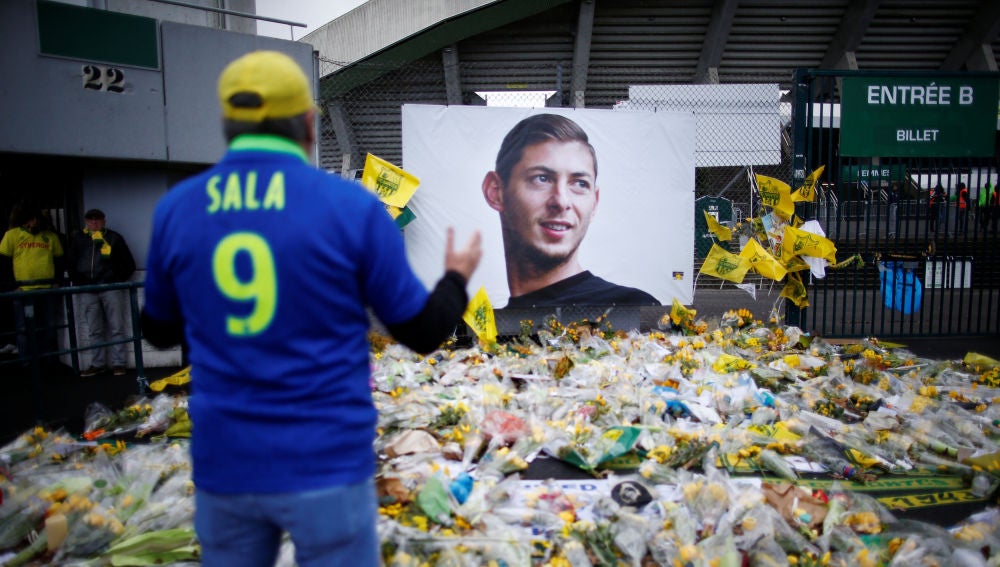 Aficionados del Nantes dejan ramos de flores en el homenaje a Emiliano Sala