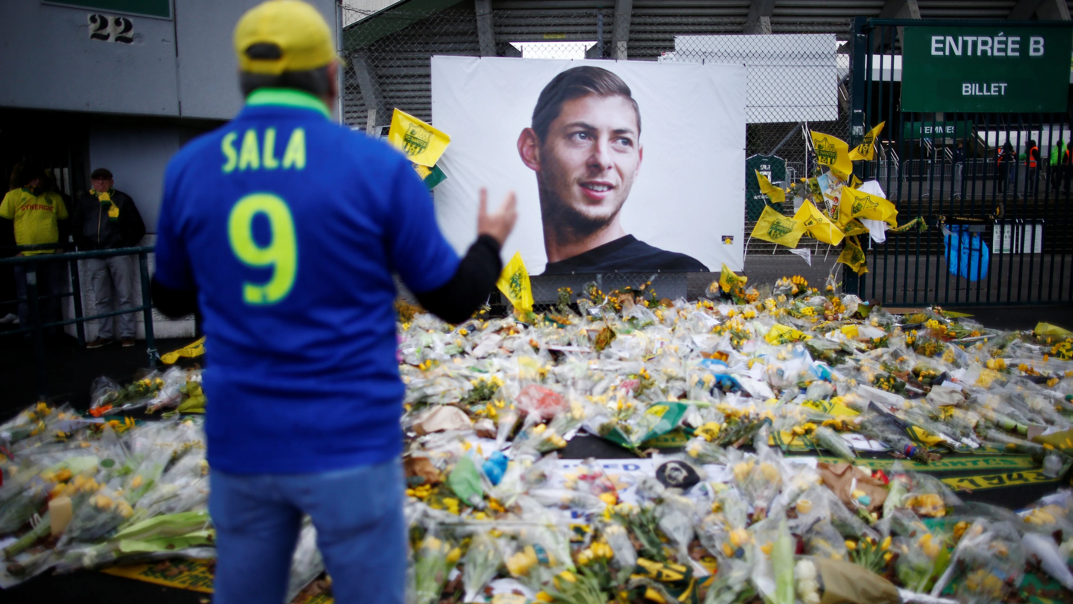 Aficionados del Nantes dejan ramos de flores en el homenaje a Emiliano Sala