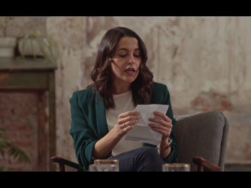 Inés Arrimadas lee una frase de Torra frente a Irene Montero para conocer qué entiende por extrema derecha Inés Arrimadas lee una frase de Torra frente a Irene Montero para conocer qué entiende por extrema derecha