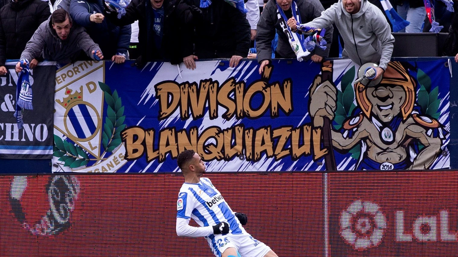 En-Nesyri celebra uno de sus goles contra el Betis