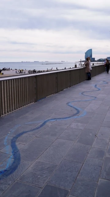 Dibujan una línea en el paseo marítimo de Barcelona donde los científicos prevén que llegara el mar en 2100