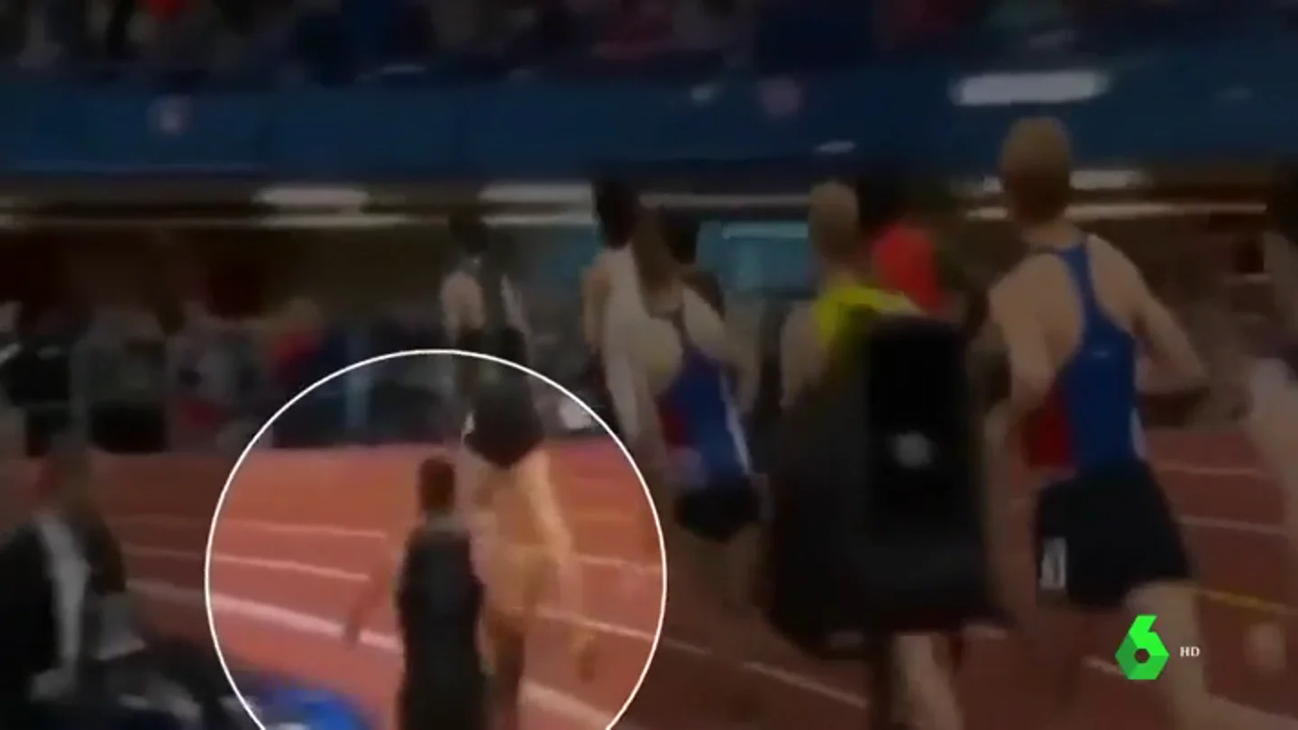 Un atleta se desploma cuando iba primero y le reaniman con un desfibrilador en plena pista Un atleta se desploma cuando iba primero y le reaniman con un desfibrilador en plena pista