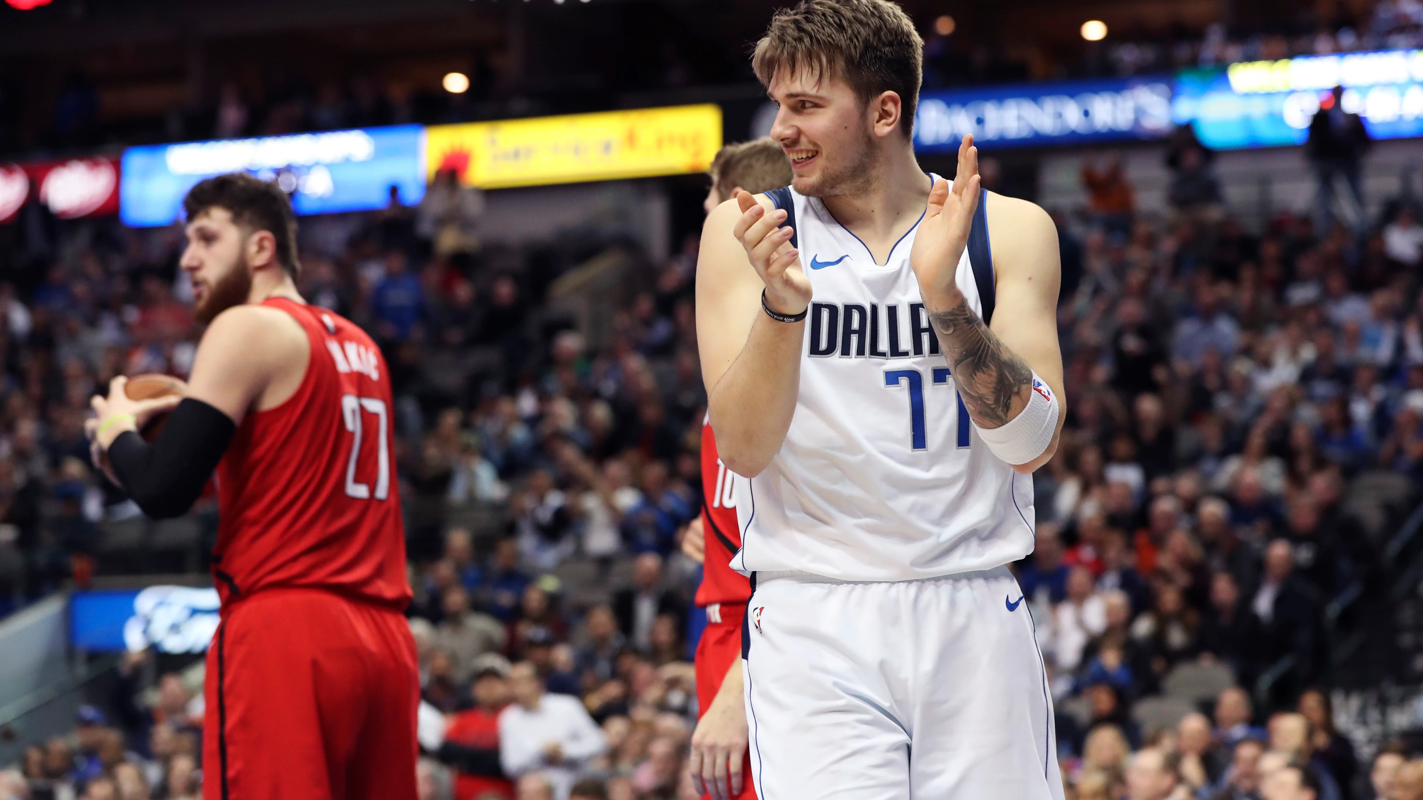 Luka Doncic aplaude una acción en un partido con los Mavericks