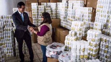 Juan Guaidó junto con la ayuda humanitaria en Venezuela