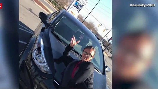 Atropella a su exnovio intencionadamente y después se fotografía con el coche que utiliza en el accidente Atropella a su exnovio intencionadamente y después se fotografía con el coche que utiliza en el accidente