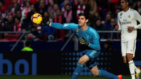 Thibaut Courtois saca con la mano en un partido Thibaut Courtois saca con la mano en un partido