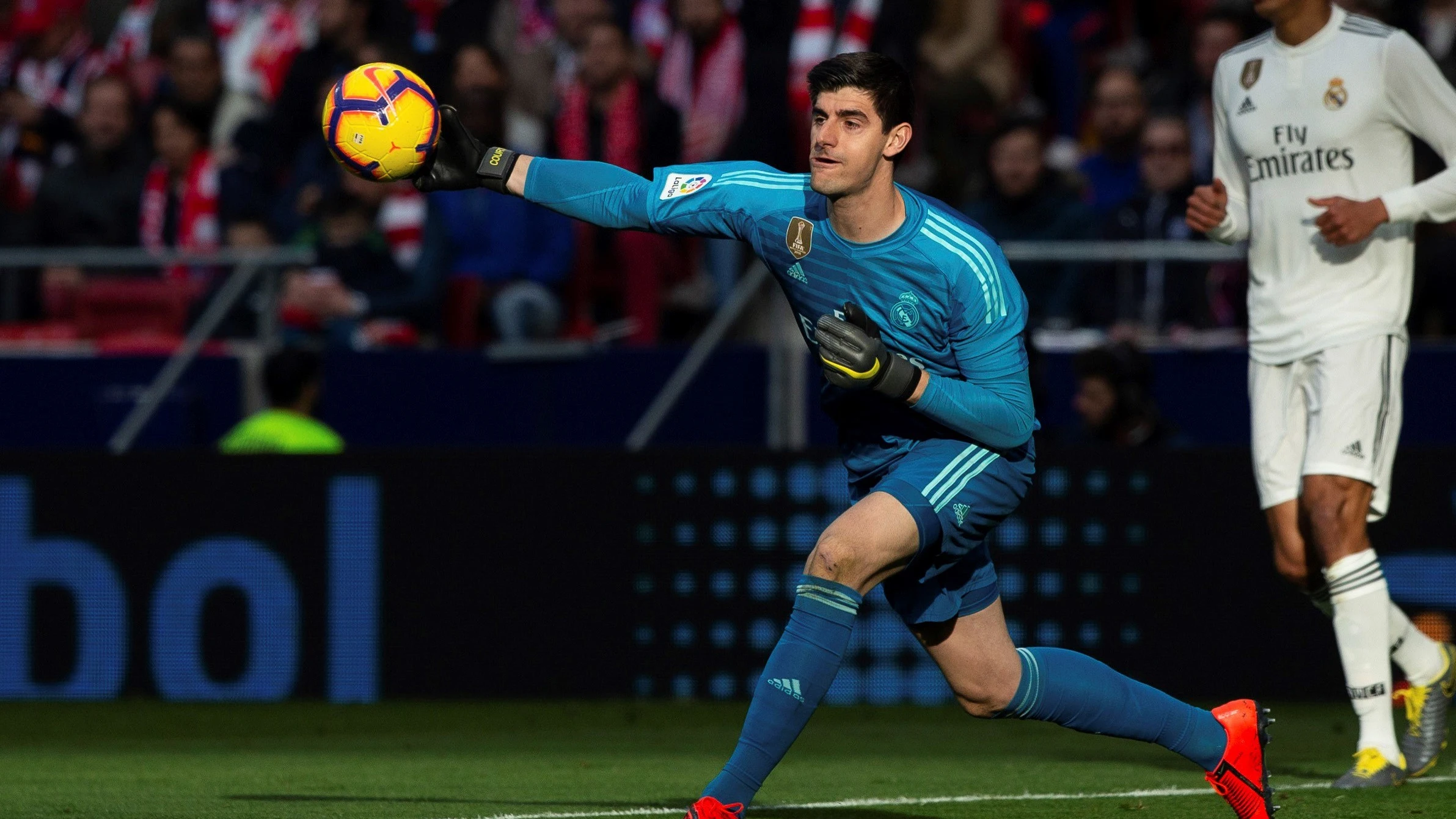 Thibaut Courtois saca con la mano en un partido